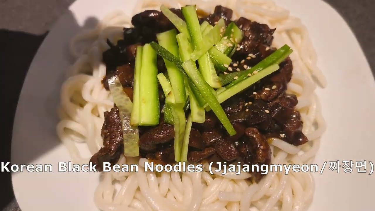 Koreanische Nudeln in schwarzer Bohnenpaste - Jajangmyeon/짜장면