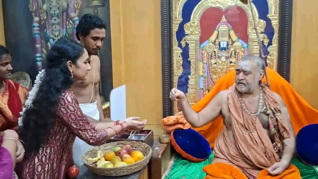 காஞ்சியில் பீடாதிபதிகள் பக்கதர்களுக்கு ஆசி KANCHI SANKARAMADATHIL PEEDATHIPATHIGAL ASI
