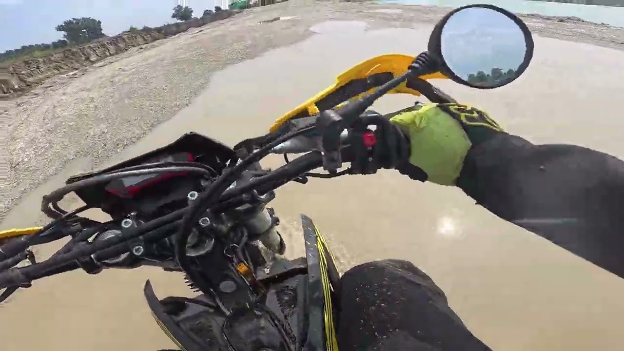 Im Kieswerk mit Moped