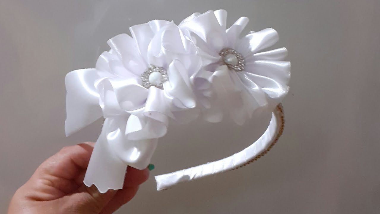 Tiara luxuosa de fuxico na fita de cetim ñ09.@taniamultiarts