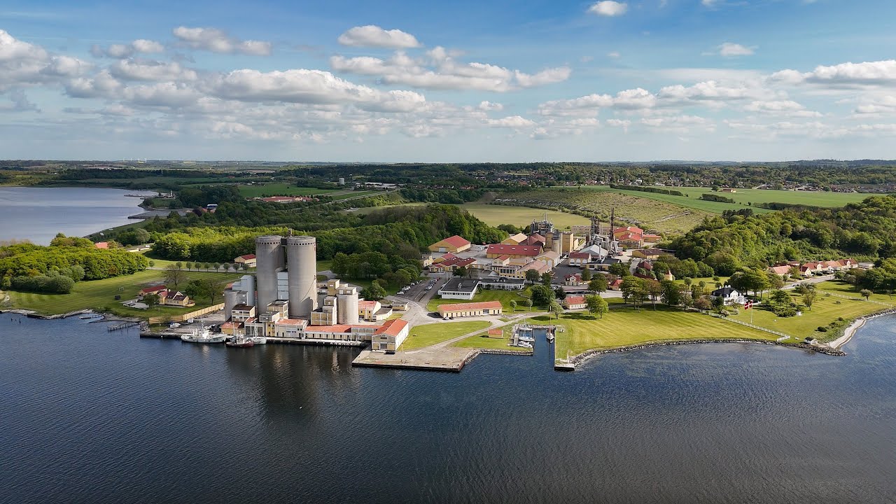 🇩🇰 Dania - Skarodde 🌳 🌍 🌳 Mariager Fjord: Skibet Agabe: Droneflyvning over Mariager Fjord