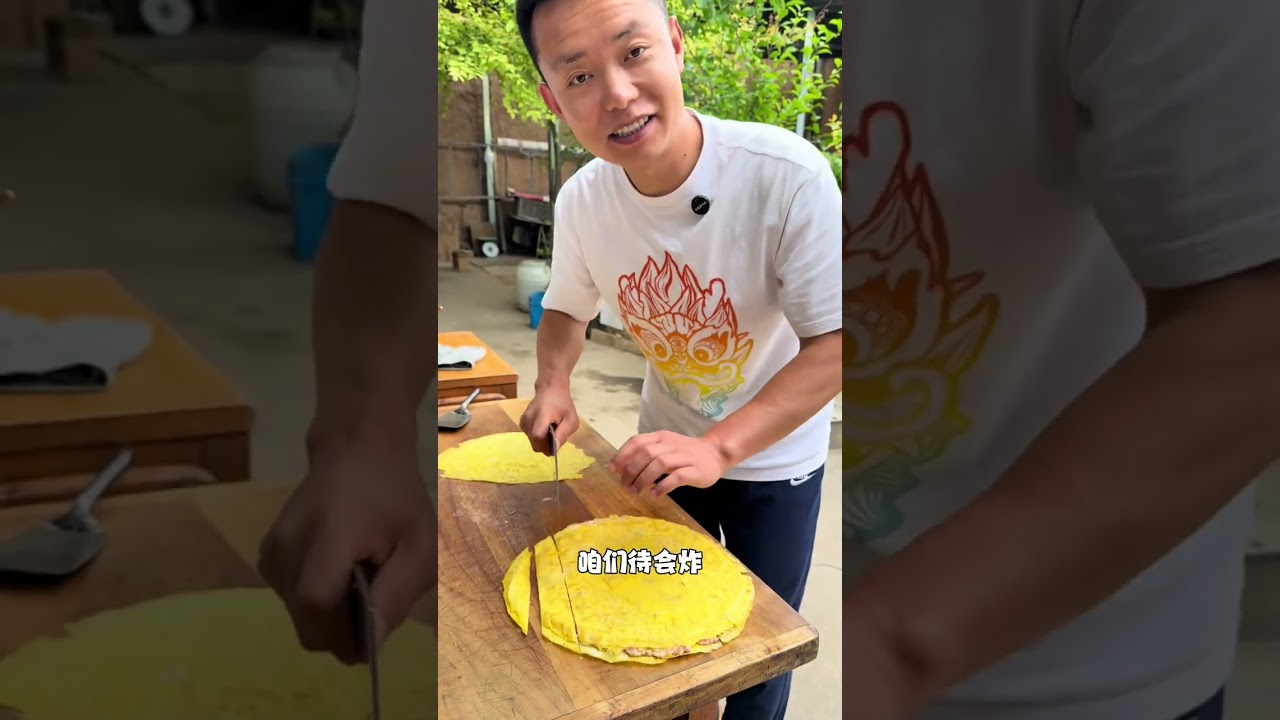 给爸妈做土火锅 暑气漫过窗棂时，铜锅咕嘟作响。养足岁的土鸡卧在清汤底，酥嫩丸子裹着岁月的香。粉条缠绕烟火，青菜浮沉人间。一家人围坐，让鲜美在舌尖化开，把细碎时光，熬成最温暖的诗行。#优质农产品 #好