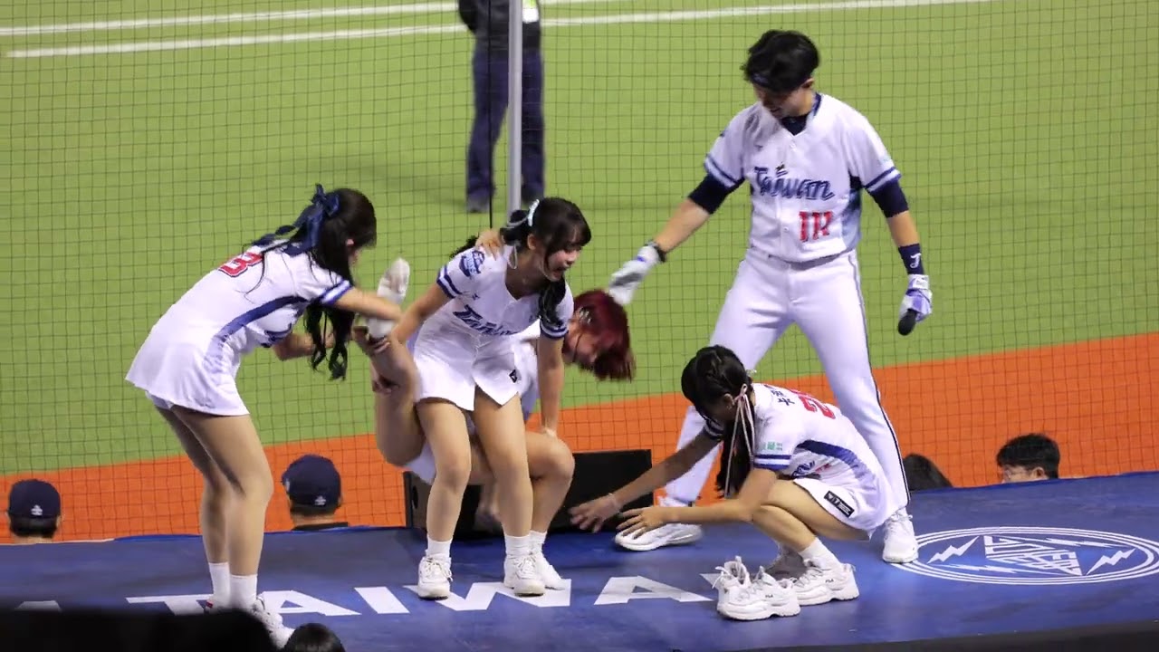 應援到鞋子襪子都脫了 台灣啦啦隊果然很鬧XD 外國朋友都嚇到了 cheerleaders fancam