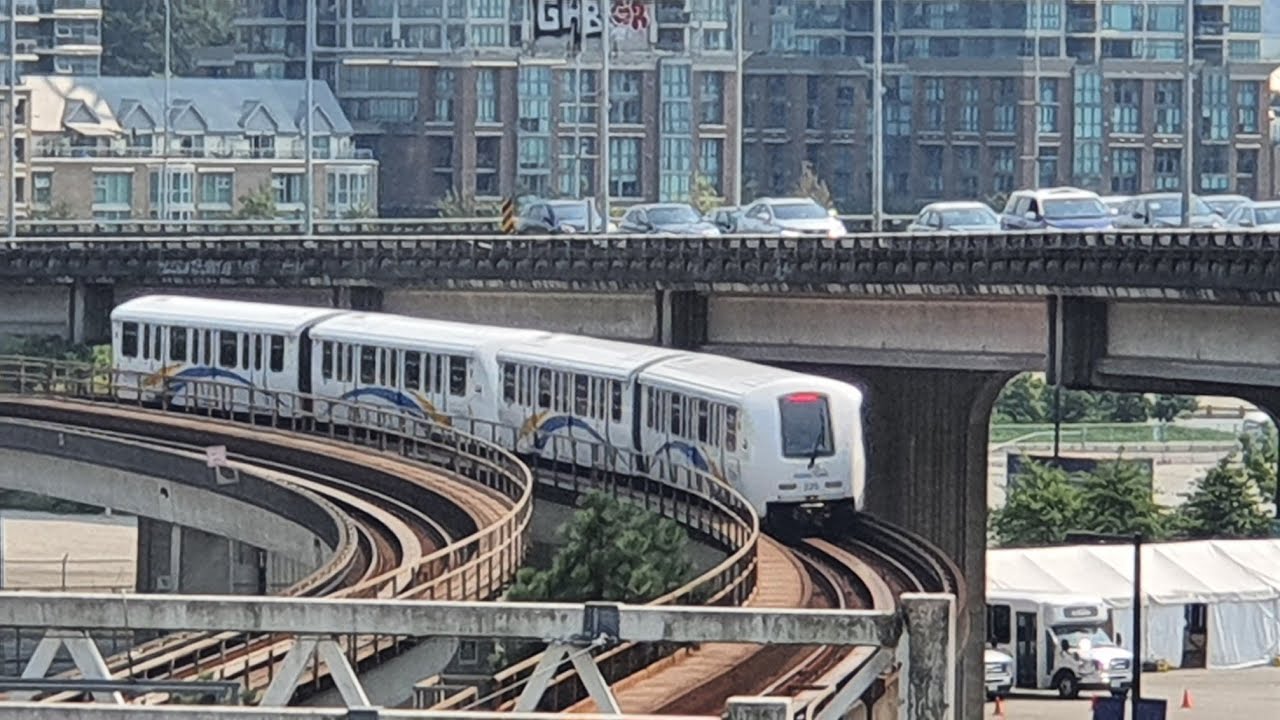 [Exploring] Vancouver SkyTrain Expo Line Bombardier ART Mark II Street-Science World to Burrard