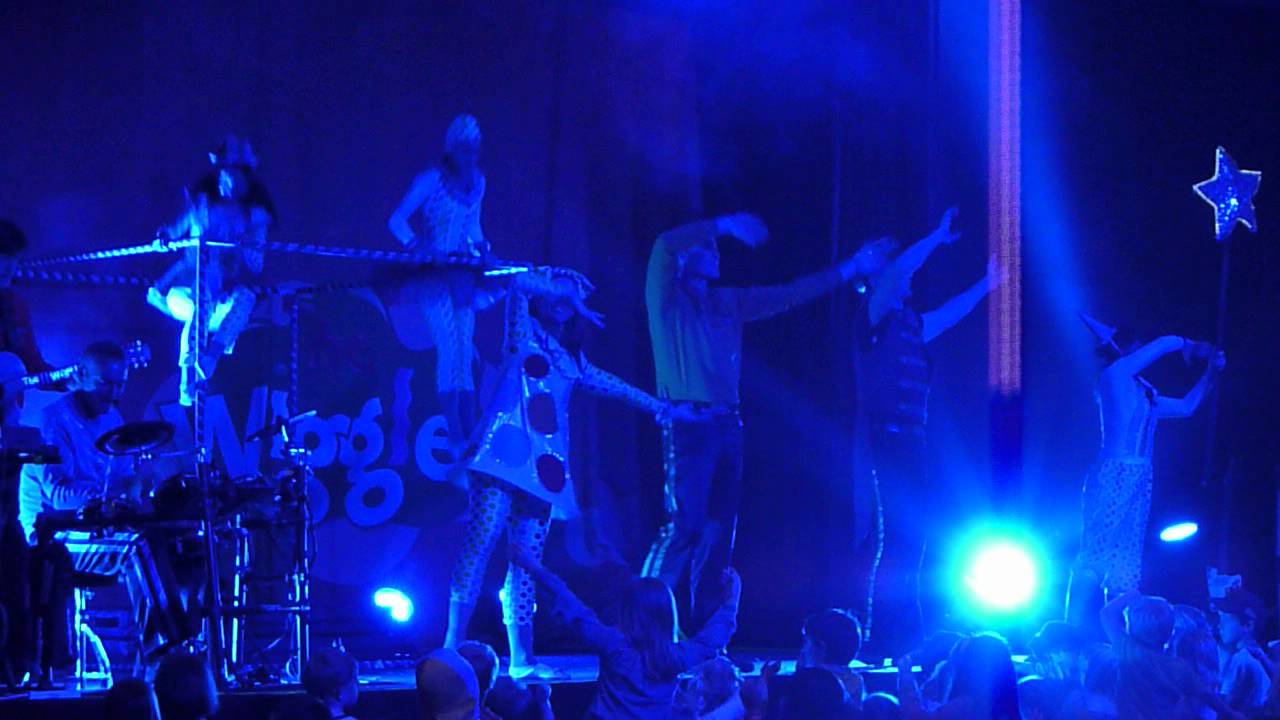 The Wiggles- twinkle little star, Tie me kangaroo down  live @ mingara - 5-2012