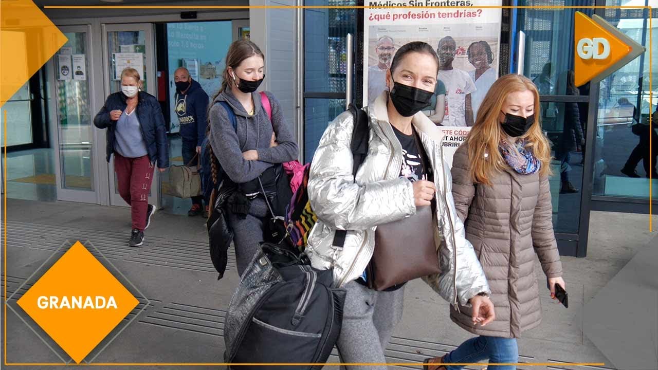 Llegan a la estación de tren mujeres ucranianas refugiadas