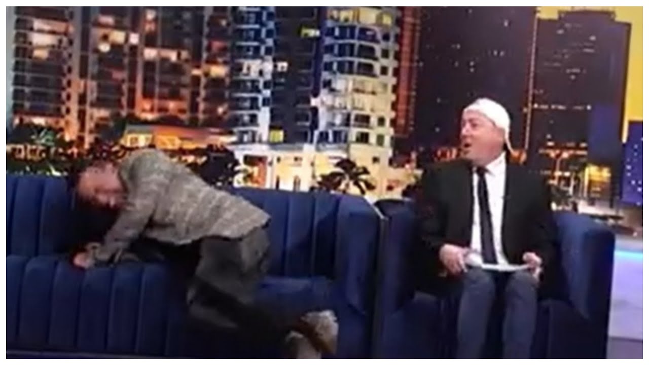 El traductor de Anselmo se ríe a carcajadas con el Mudo