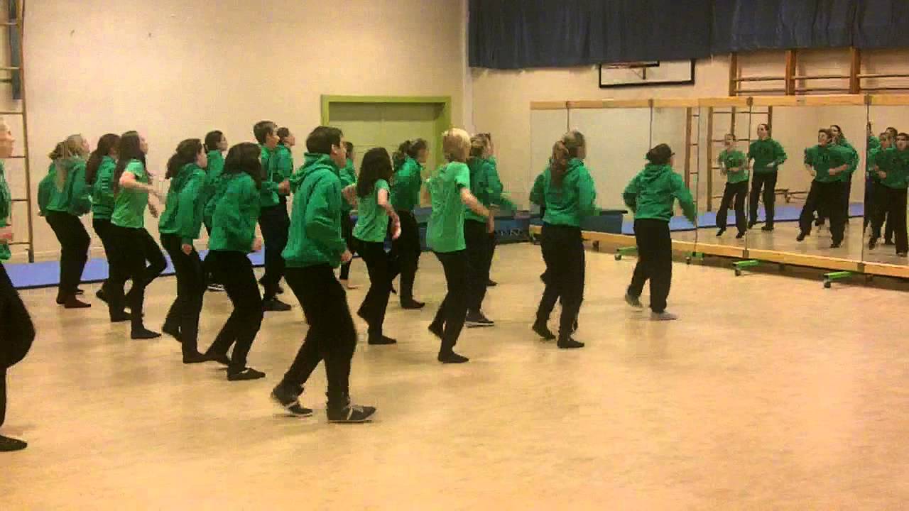 Aanleerdans door crew M²C van Moving Baasrode volledig