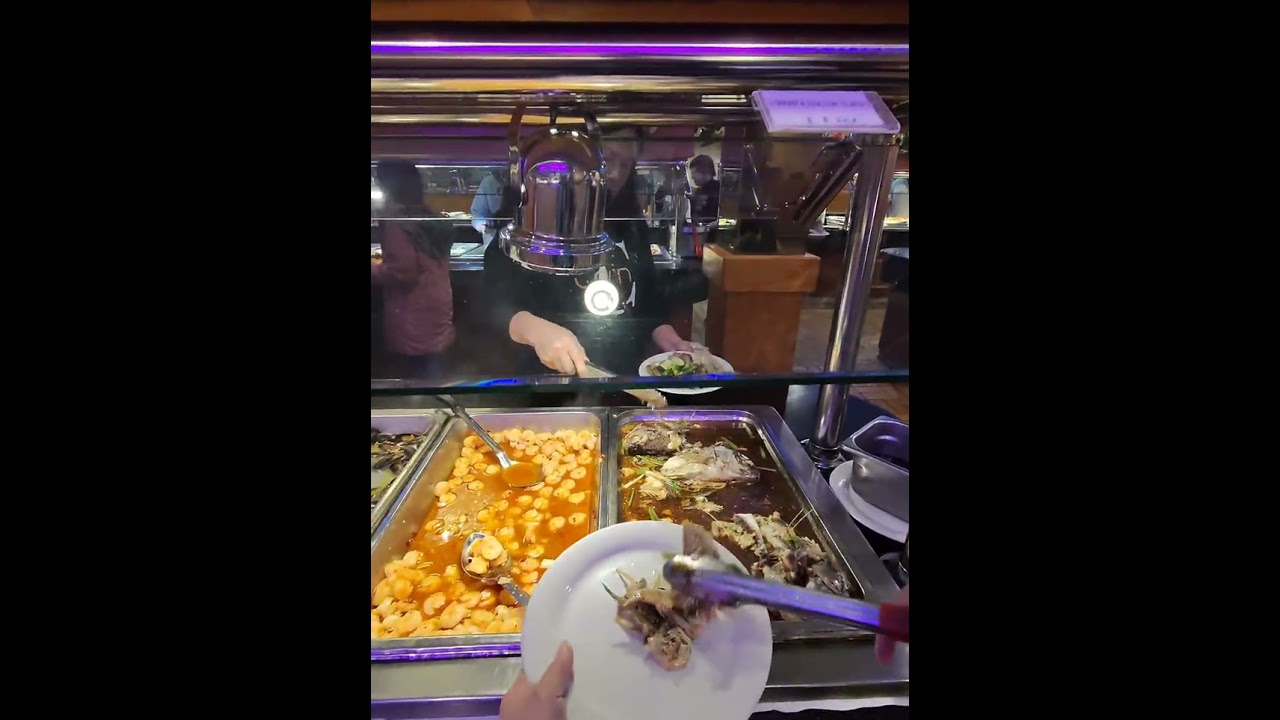 Olivia đi ăn Buffet với Ba mẹ 