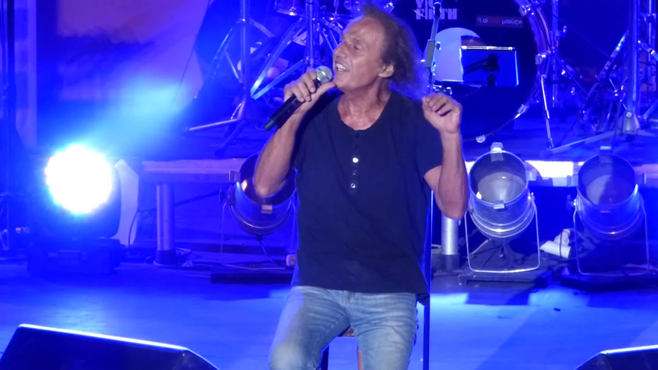 Βασίλης Παπακωνσταντίνου - Όμορφη πόλη - Live at Βεάκειο