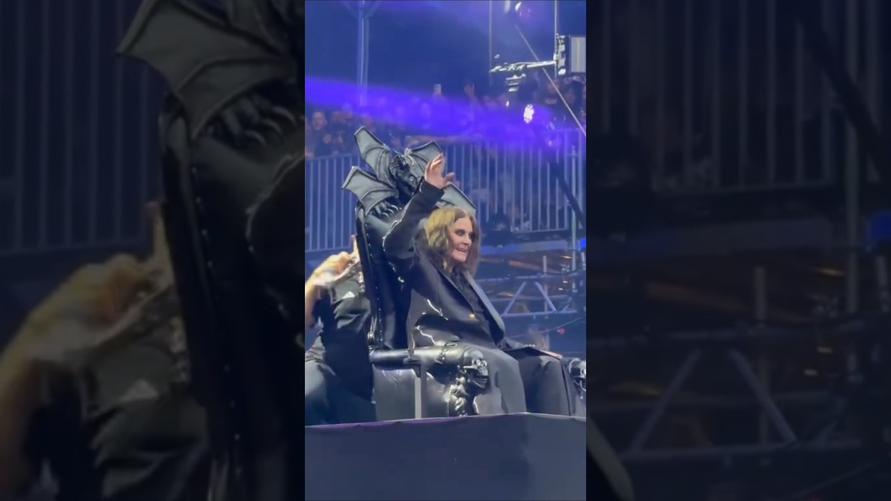 Ozzy Osbourne entrando no palco pela &uacute;ltima vez no show de despedida😭😭😭🙏🏻✨️🖤✨️