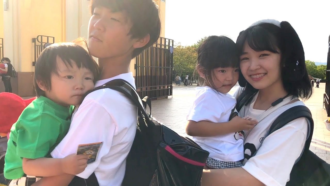 かなティーン まーのん ユニバ前で抱っこ