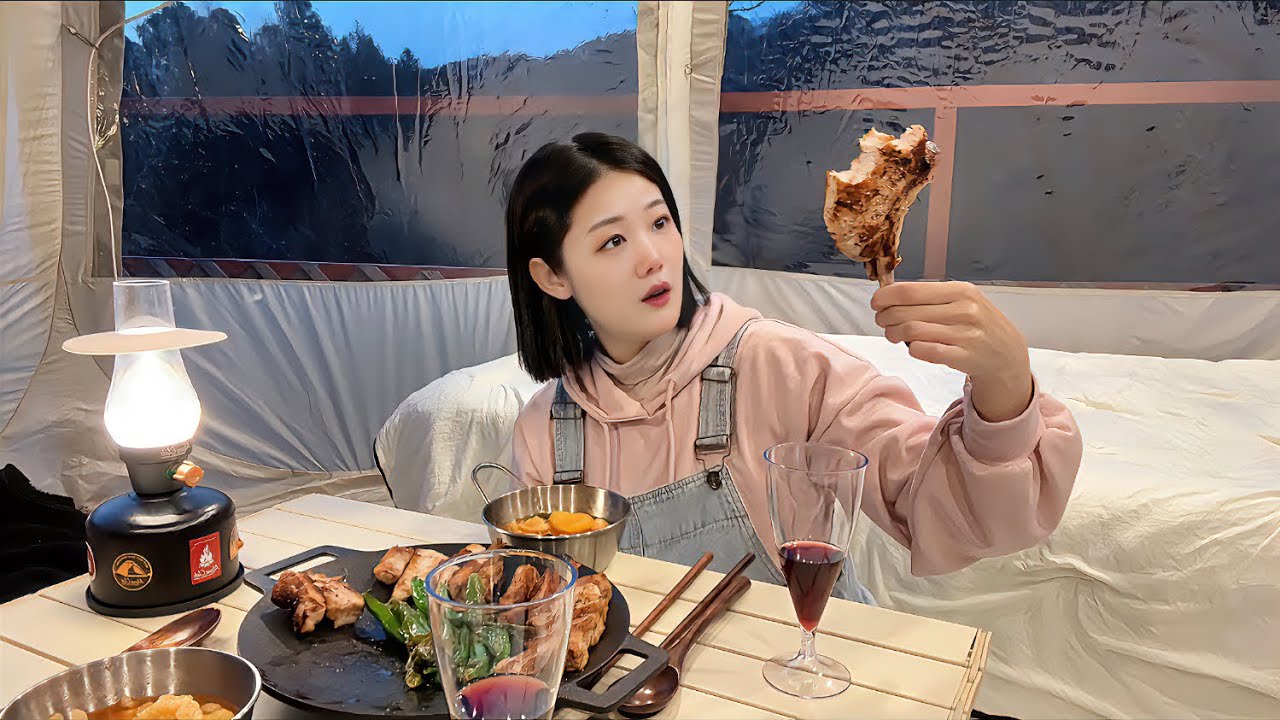 데크와 파쇄석을 동시에 즐기는 산으로 둘러싸인 뷰 맛집에서 캠핑했어요 / 돈마호크, 얼큰수제비 그리고 달래전과 이 모든 음식과 어울리는 만능 와인을 아시나요?/ 홍천 높은터캠핑장