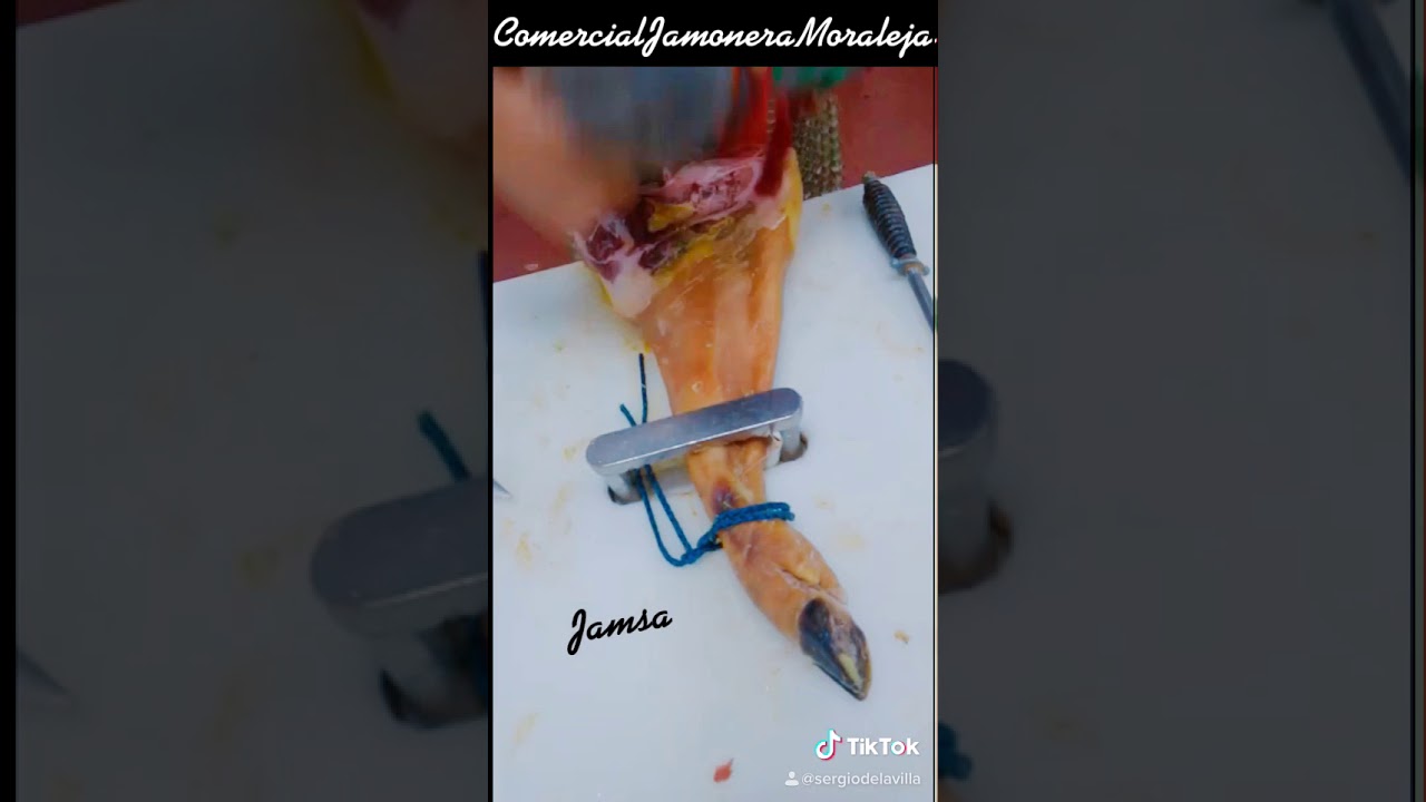 Así se deshuesa una paleta de cerdo curada