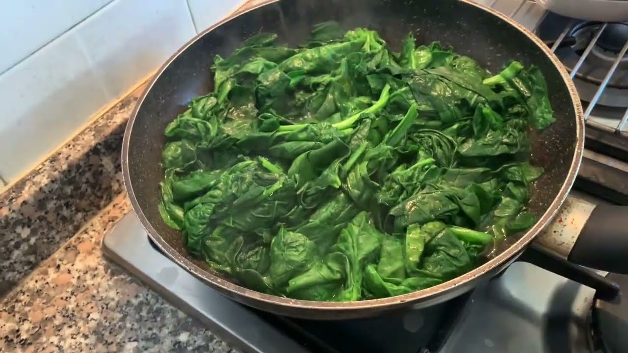 Spinaci in padella: ricetta semplice e veloce.
