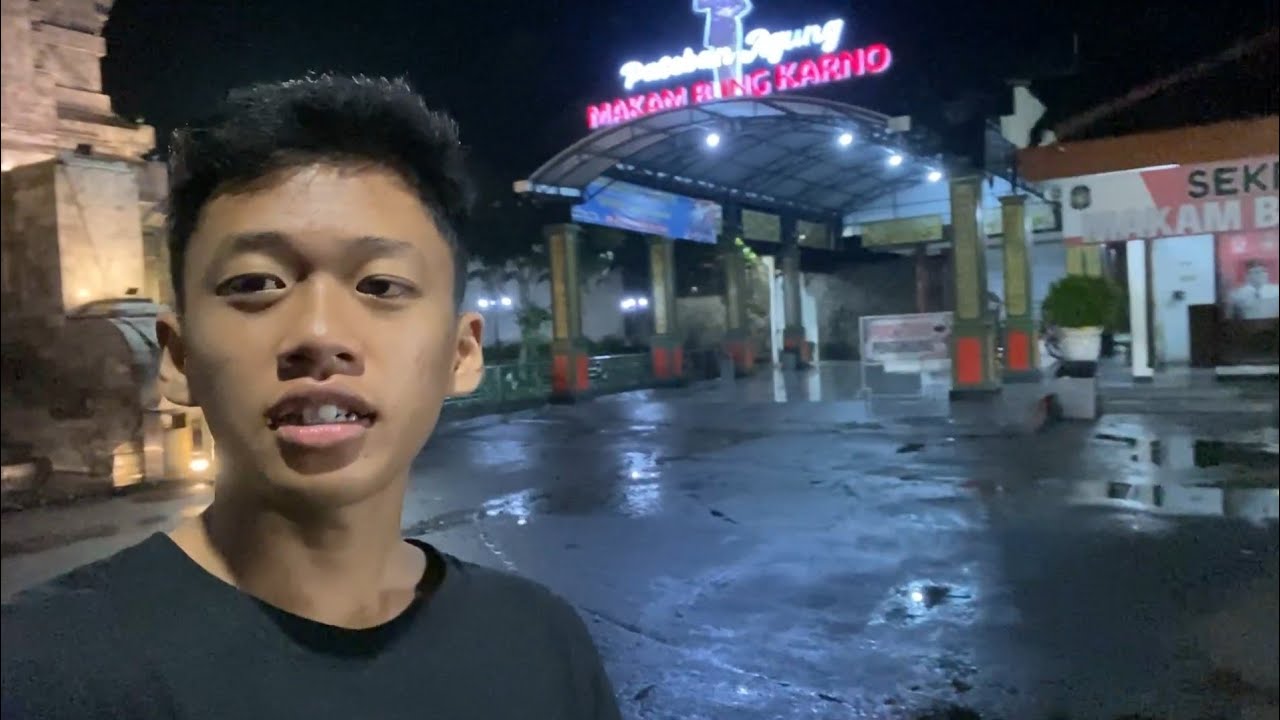 malam malam main ke makam bung Karno Blitar