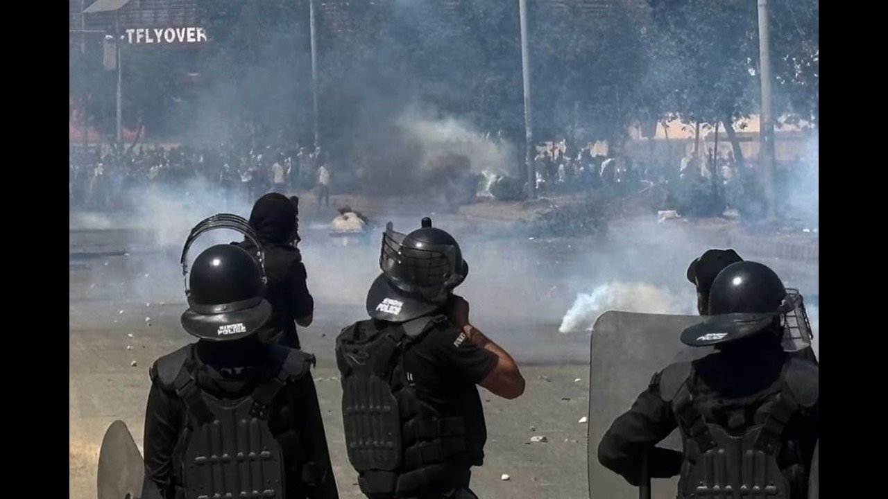 Lideri u vra! Si vazhdon lufta? Molotovë dhe zjarr në Tiranë