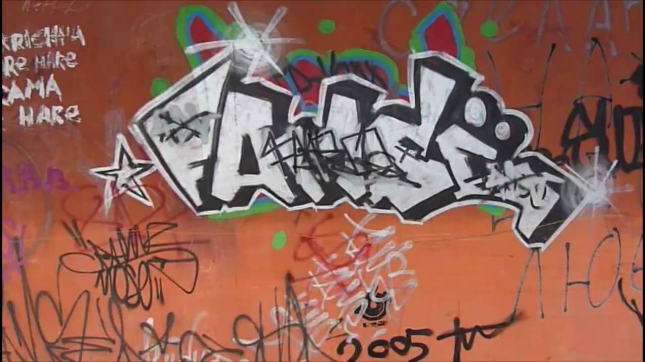 Graffiti. Salu tilts Rīgā.