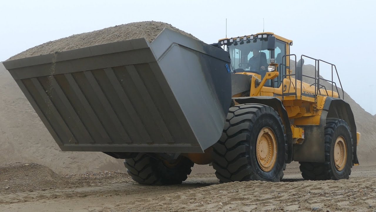 Gigantic Volvo L350F Wheel-Loader w/ HUGE Shovel working at Danish harbour moving overburden