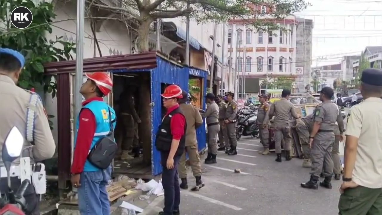 PETUGAS PLN ULP BAGANSIAPIAPI BERJIBAKU AMANKAN LISTRIK