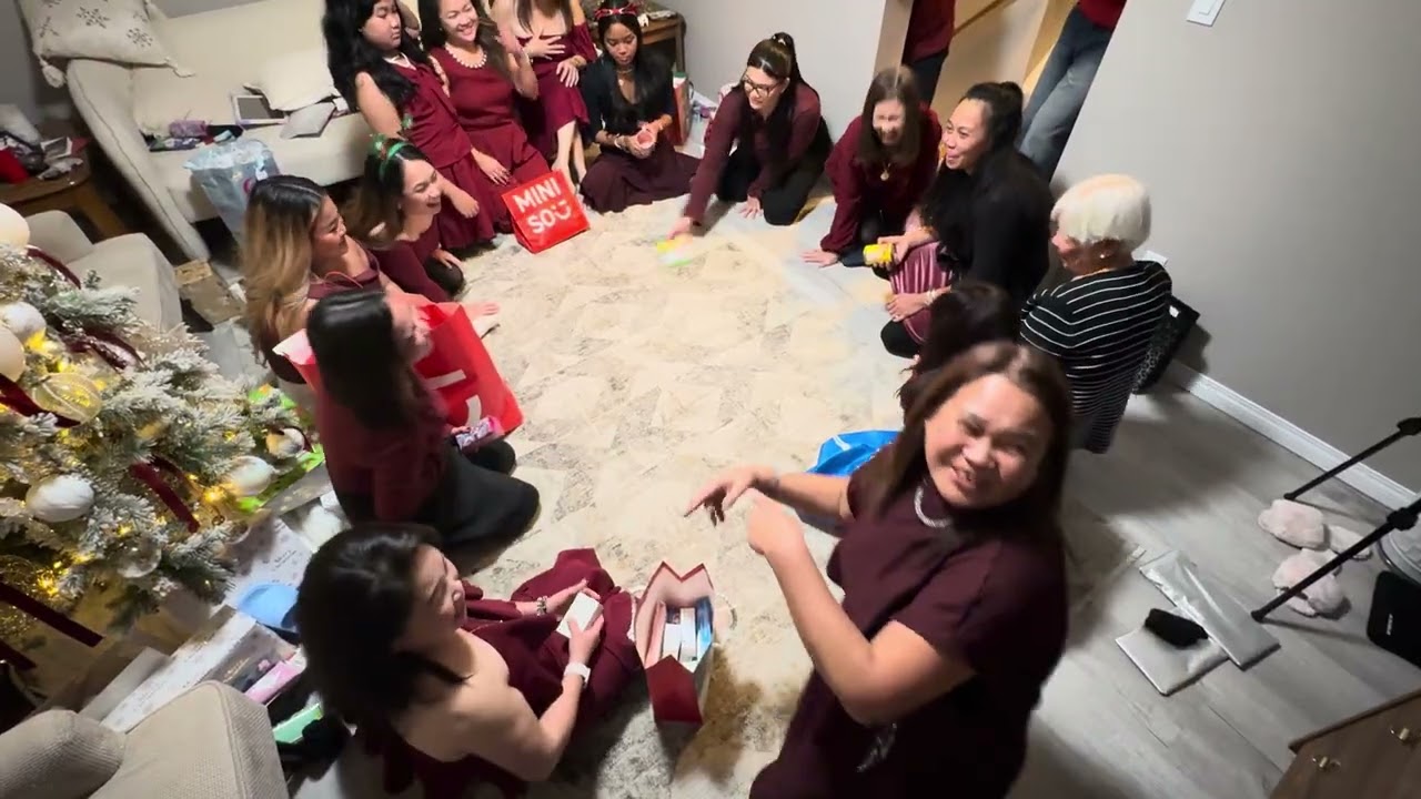 Small gift exchange  viral ngayon.