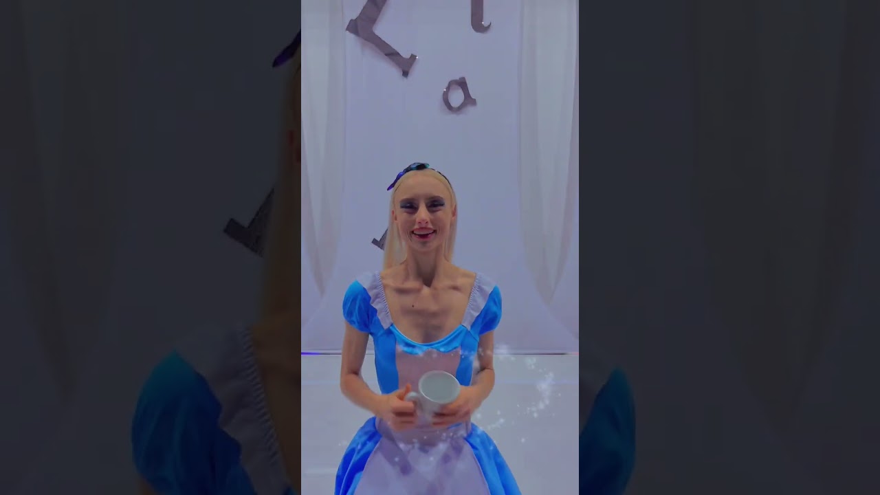Ficando pronta pra apresentar o espet&aacute;culo&ldquo;Alice no Pa&iacute;s das Maravilhas&rdquo; #ballet #bailarina