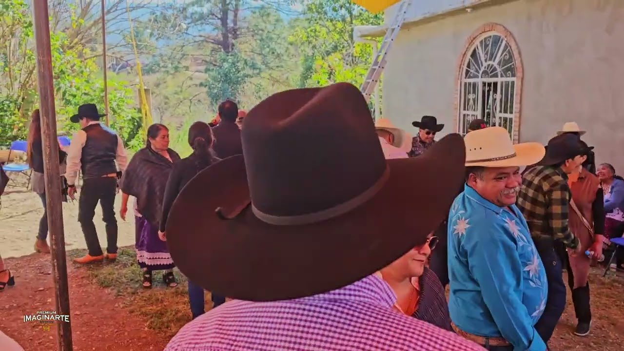 Baile con Violin y Guitarra en la casa del padrino en Santa Cruz Mixtepec de una boda tradicional