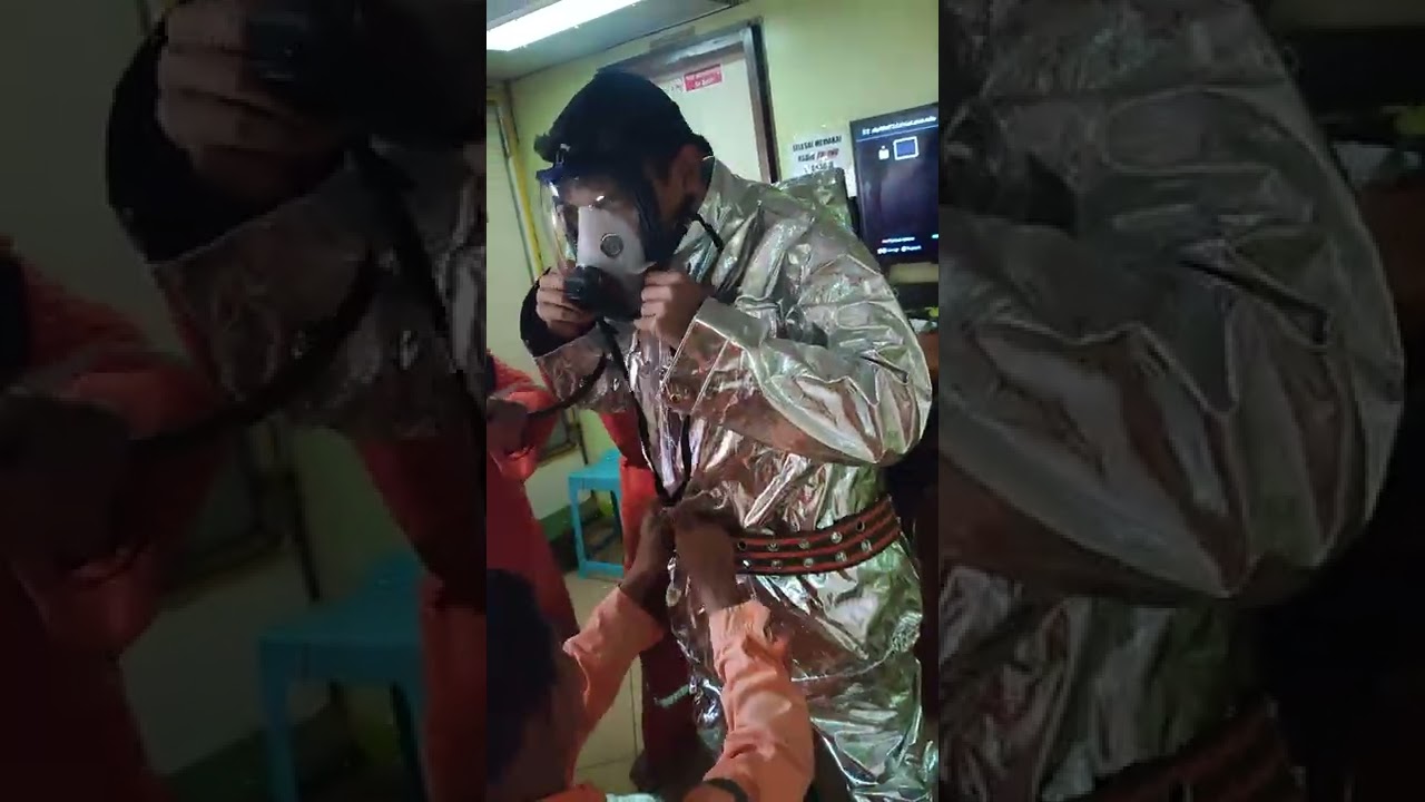 Menggunakan Fireman Outfit dalam 3 menit | Wearing The Fireman Outfit in 3 minutes