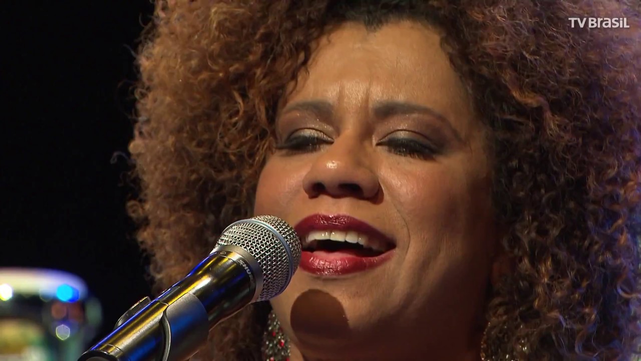 Cantora Ana Costa se apresenta no Todas as Bossas