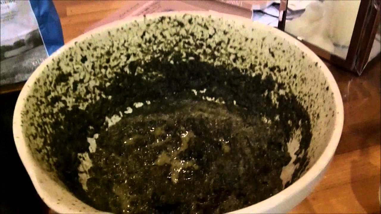 Making a comfrey poultice
