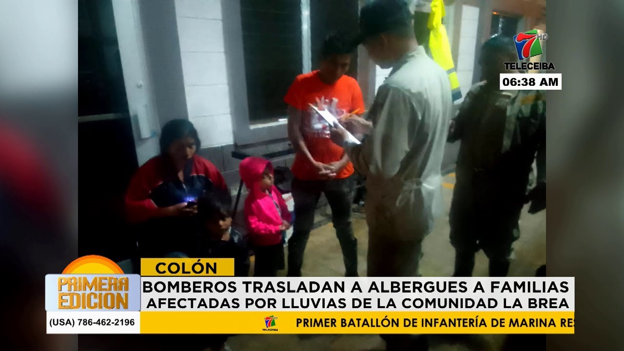 Bomberos trasladan a albergues a familias afectadas por las lluvias en la comunidad de La Brea