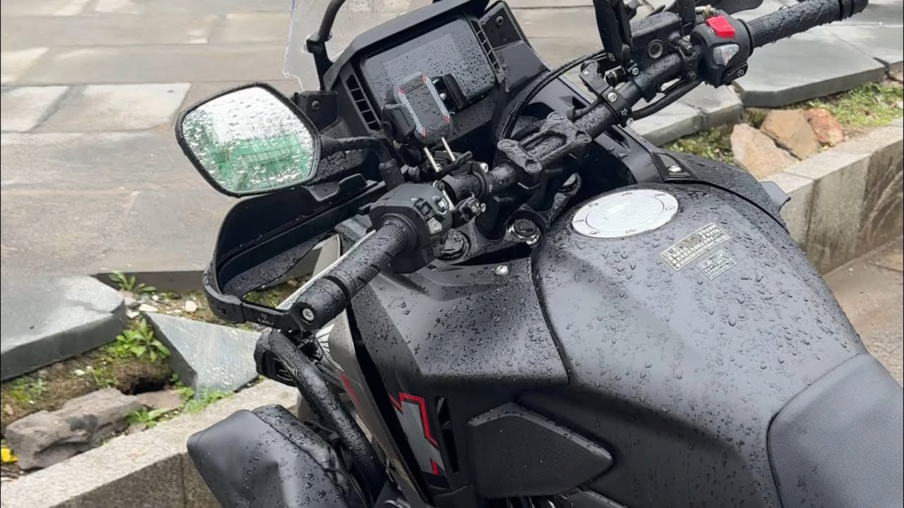 Женщина-водительница в одиночку: покорение маршрута 1 Уюань в тумане! 🏍️☁️