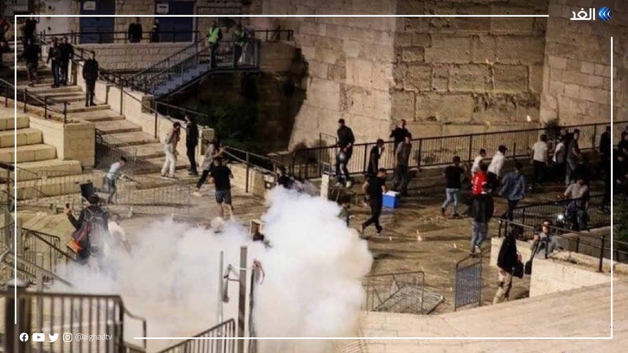 مراسلنا: قوات الاحتلال تعتدي على المصلين في باب العامود عقب انتهائهم من صلاة التراويح