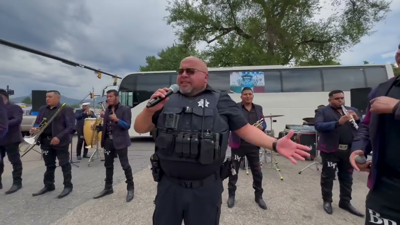 OFICIAL DE USA CANTA CON BANDA EL PALOMITO.. PUÑO DE TIERRA