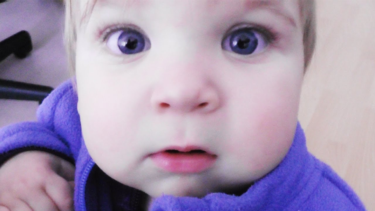 BABY LERNT STEHEN!