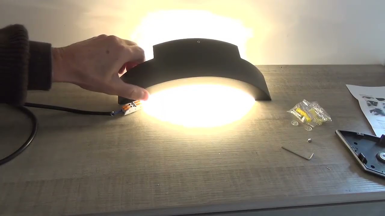 LED Luminaire Exterieur Mural 12W, Cette applique éclaire très bien, et peut être installée aussi