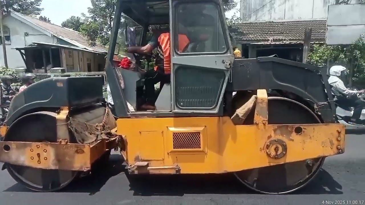 Pengaspalan jalan simpang tiga Cepit, jalan bantul, yogyakarta