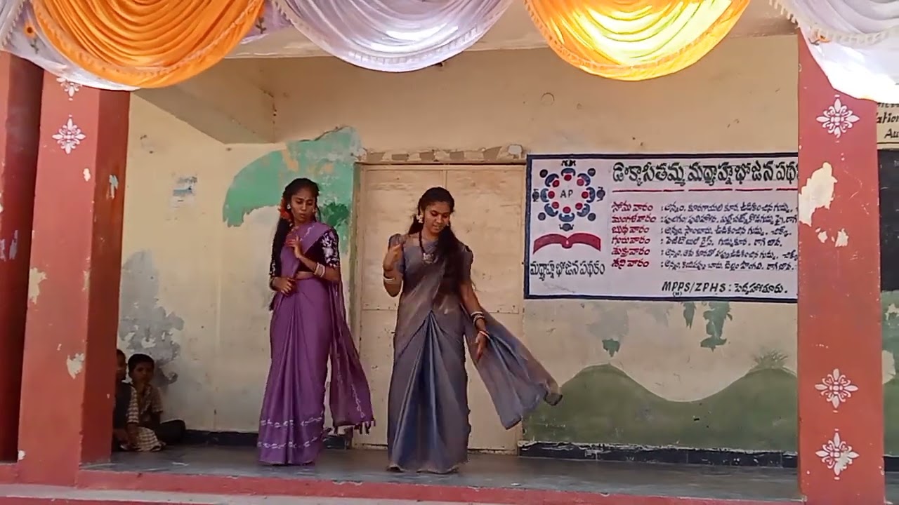 పెద్ద హోతూరు టెన్త్ క్లాస్ అమ్మాయిలు చక్కగా డాన్స్ చేశారు