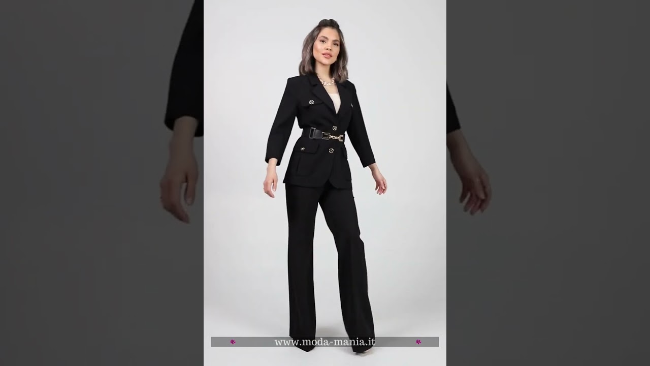 Completo tailleur nero accessoriato con cintura giacca con tasche esterne e pantaloni larghi 2