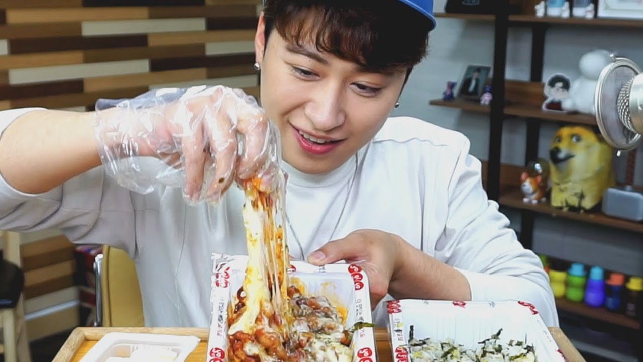 역시 야식은(는) 치즈무뼈닭발에 주먹밥 먹방입니다.