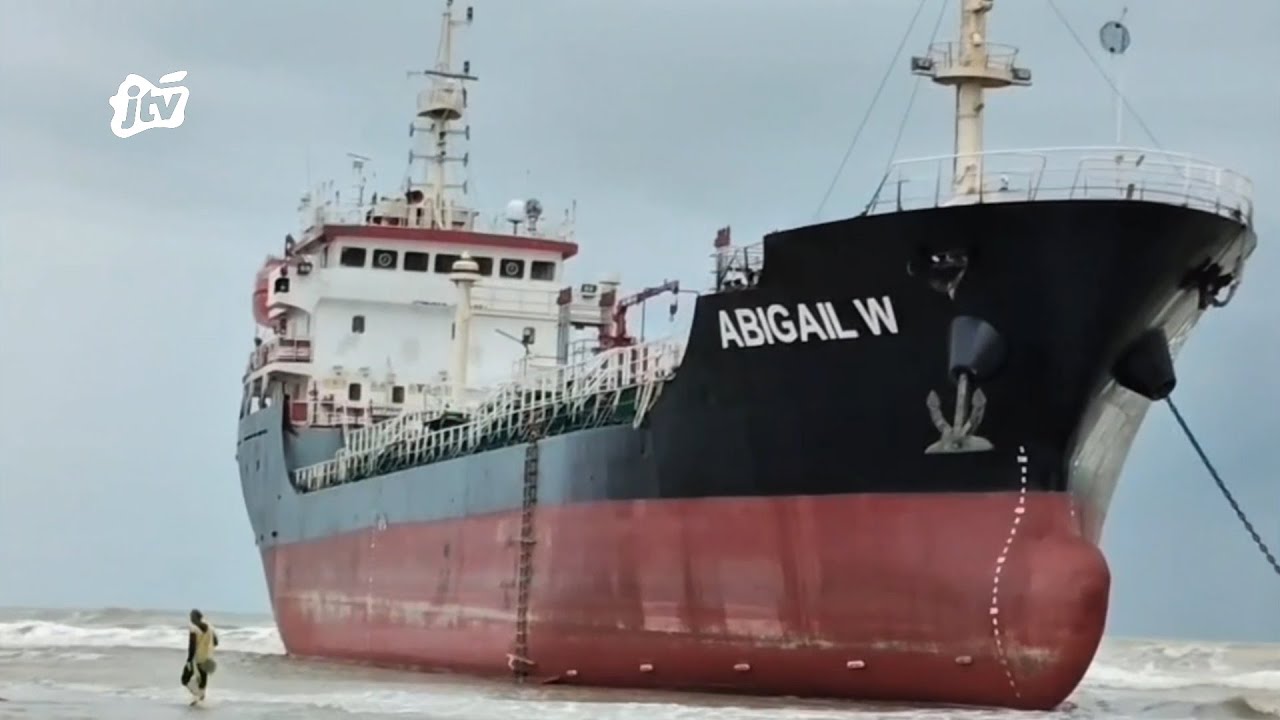 Cuaca Buruk, Kapal Tanker MT Abigail Terdampar di Pantai Tuban