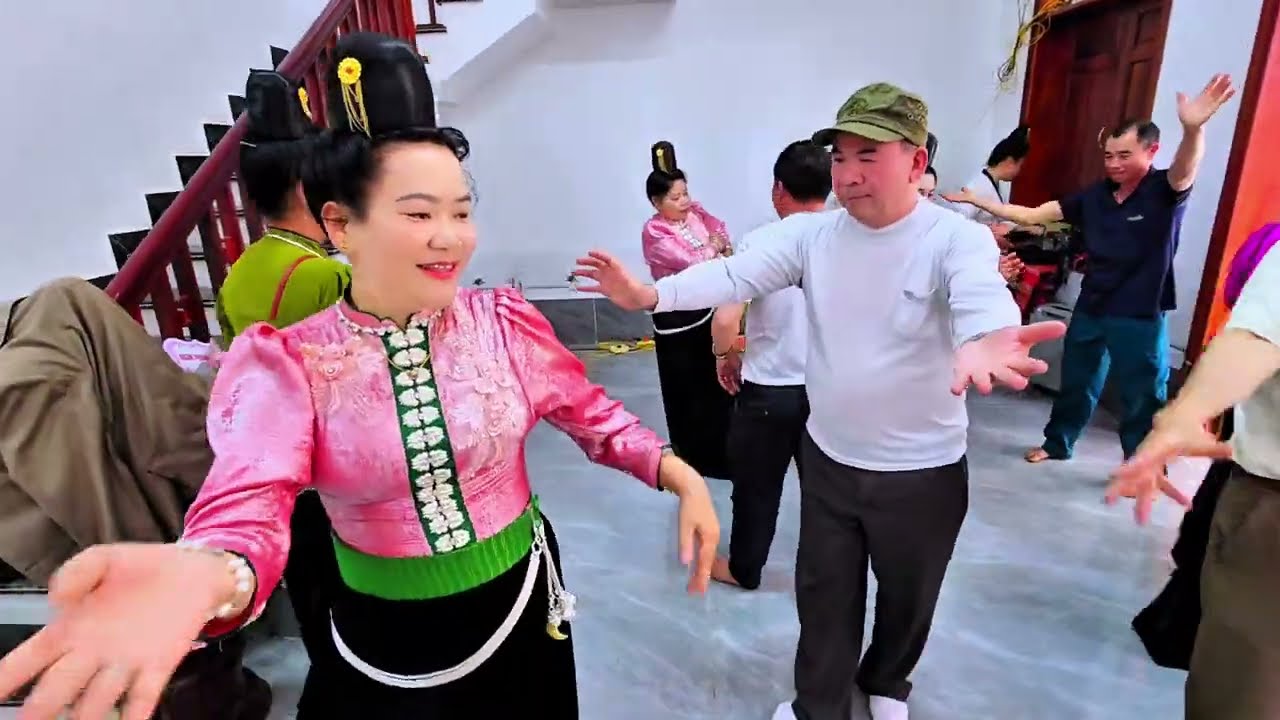 Mấy chị em ăn Tết năm mới vui vẻ quá nhảy bốc lửa quá