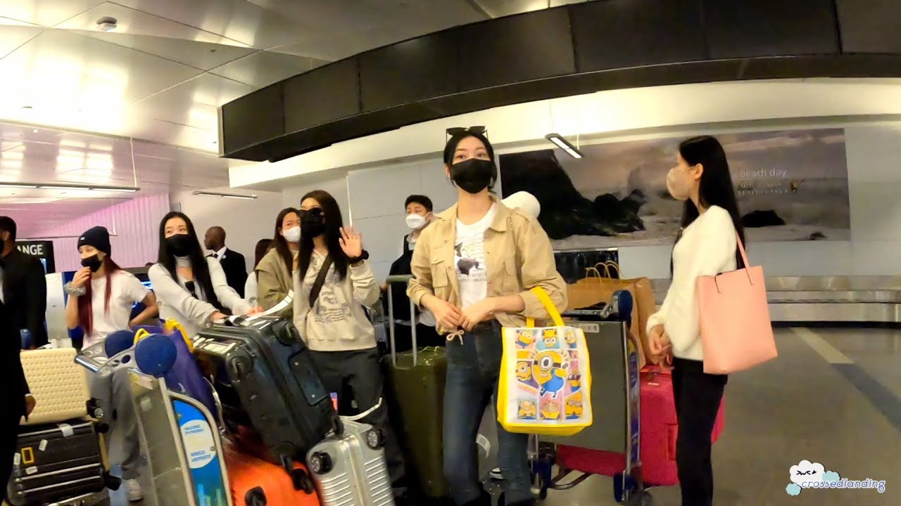 [FANCAM/직캠] 221015 MOMOLAND 모모랜드- Arrival in L.A. at LAX Airport