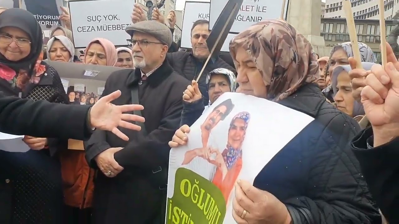 Ankara Ulus'ta adalet isteyen er kursiyer teğmen ailelerinin basın açıklamasındayım