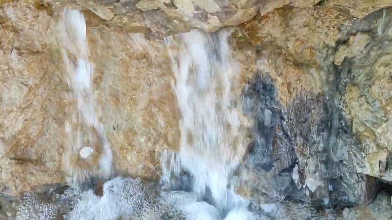 شاهد .. المياه تتدفق من جبل صخري بمنطقة قدوسة جنوب شرق المملكة المغربية