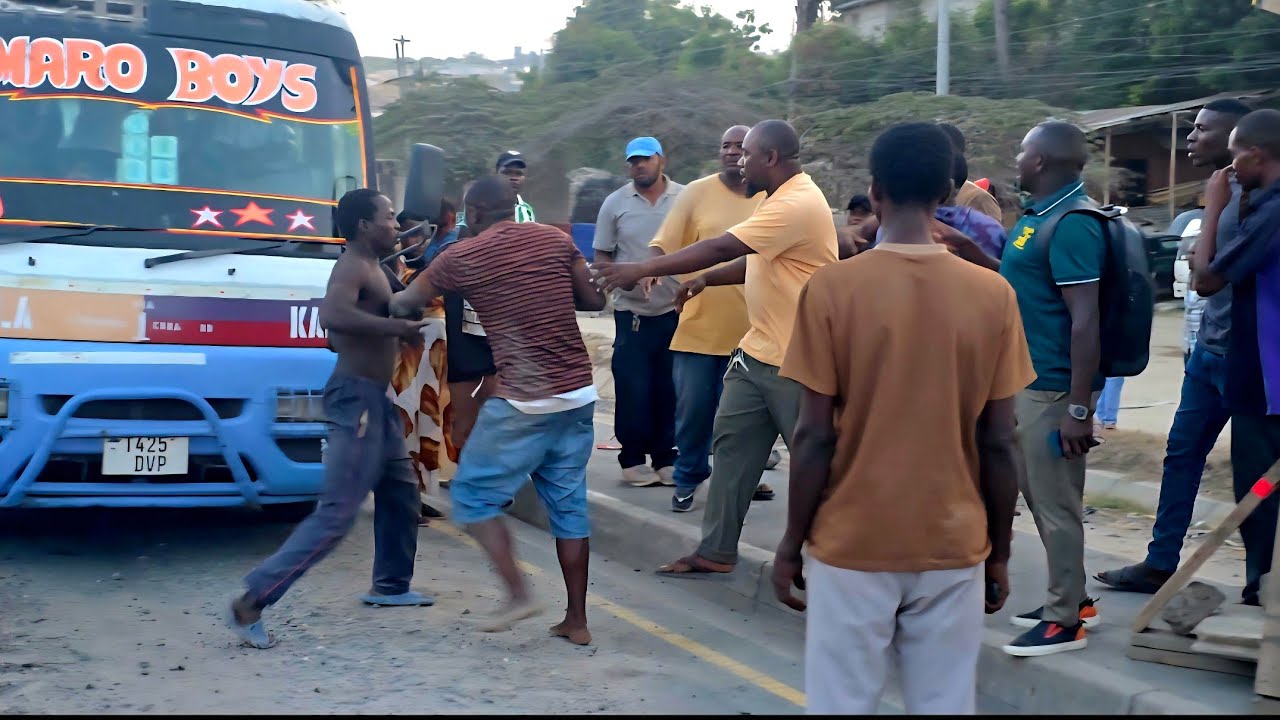 TAHARUKI: MADEREVA BODABODA DAR WAMSHUSHIA KICHAPO DEREVA DALADALA BAADA YA MWENZAO KUITWA MWIZI