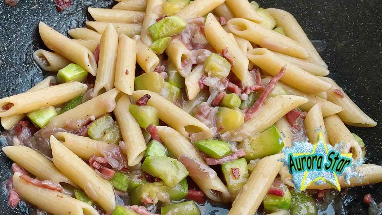 Pasta con zucchine e speck. Primo piatto veloce e sfizioso. #AuroraStar
