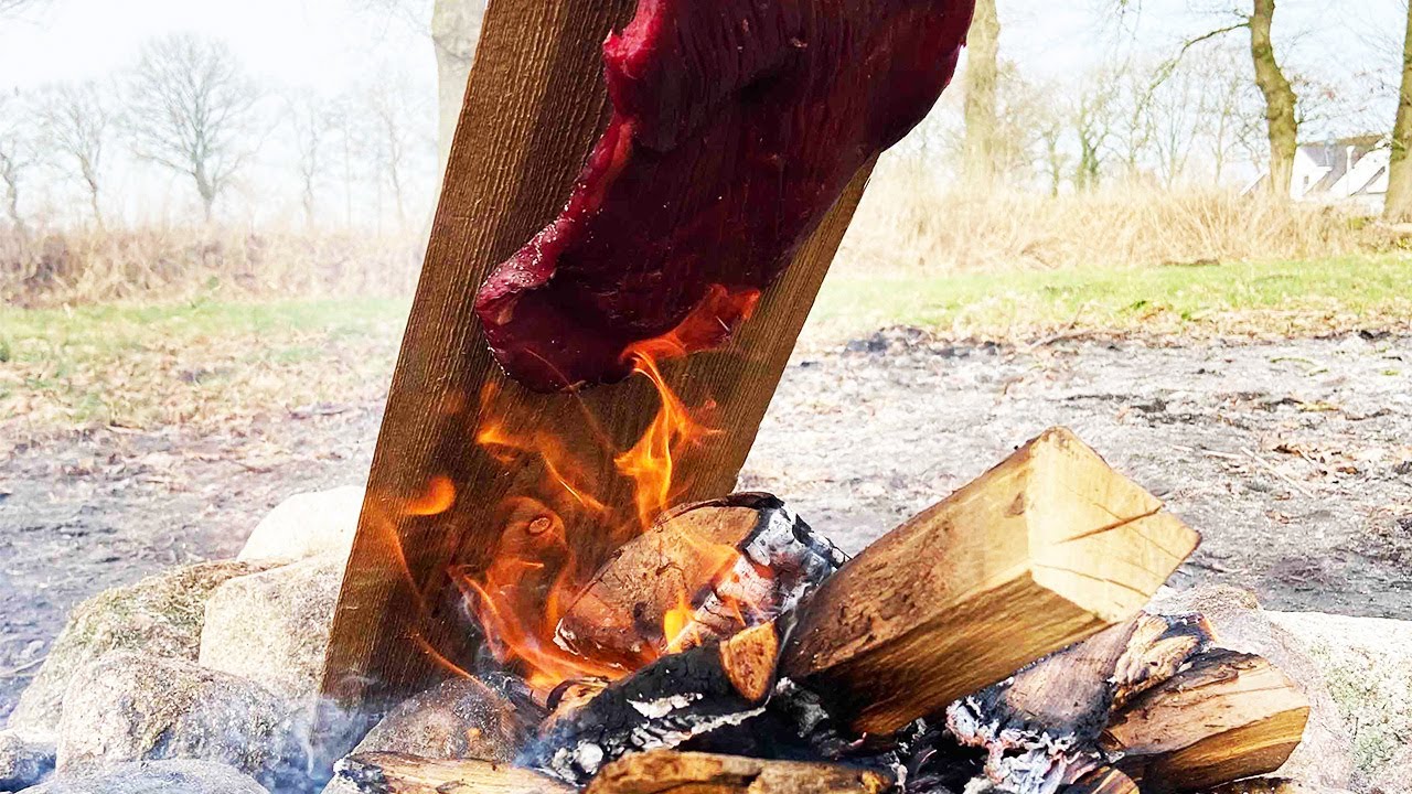 Flank Steak Whiskey über Feuer gegrillt mit geschmorten Zwiebeln