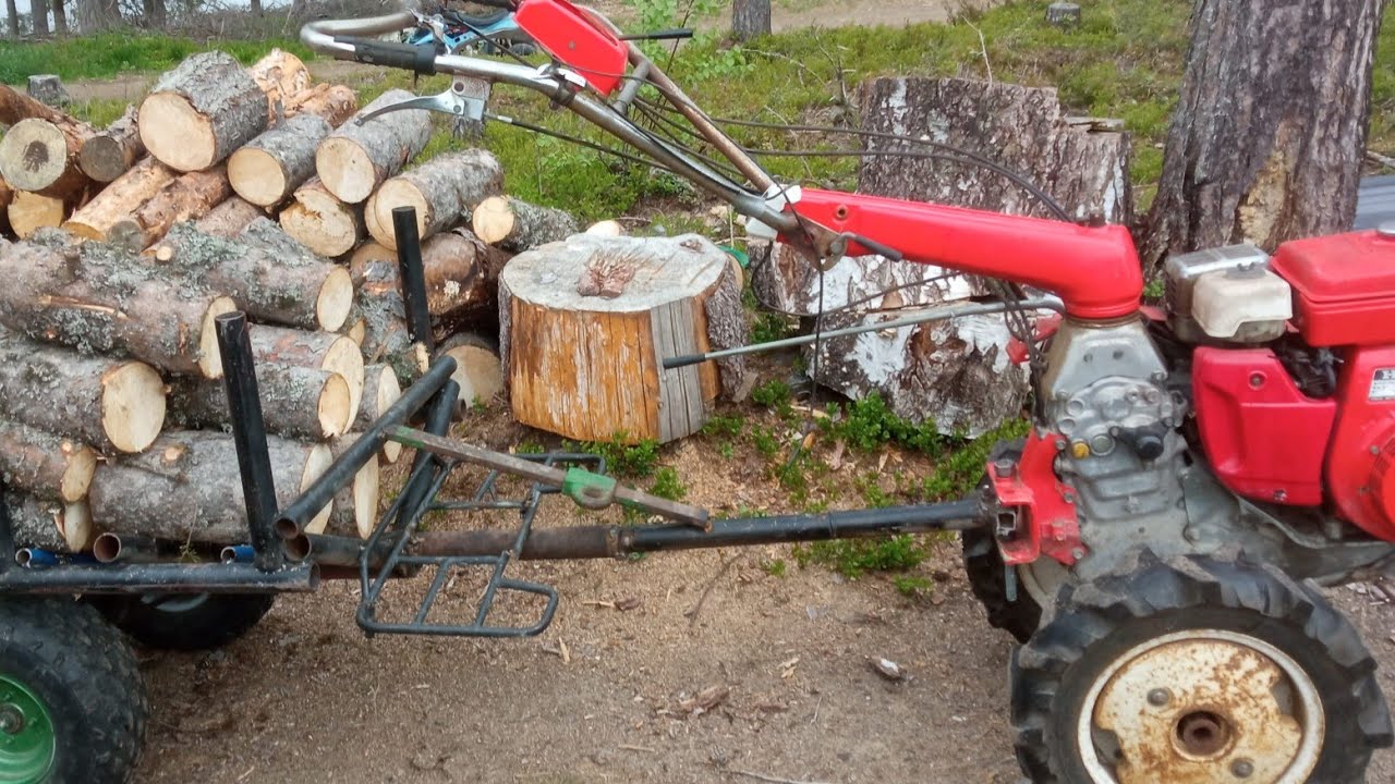 Sarvitraktorilla metsässä