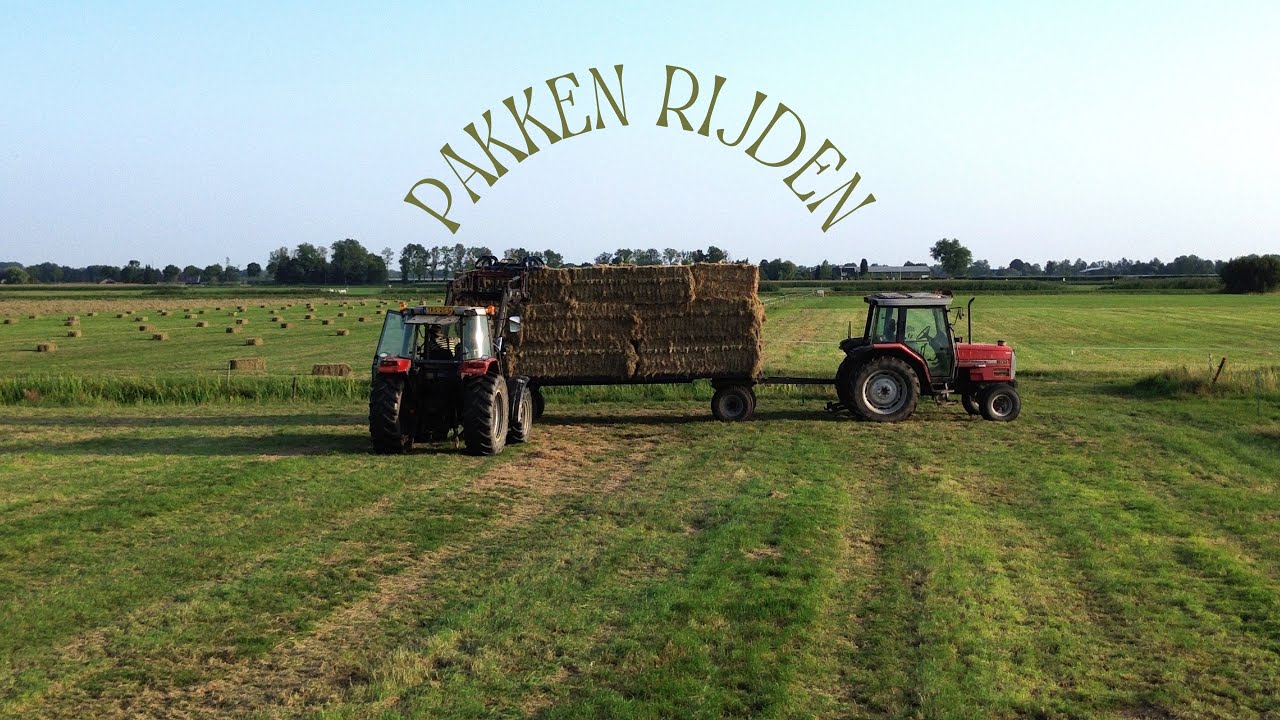 Grote balen laden op een zomeravond.